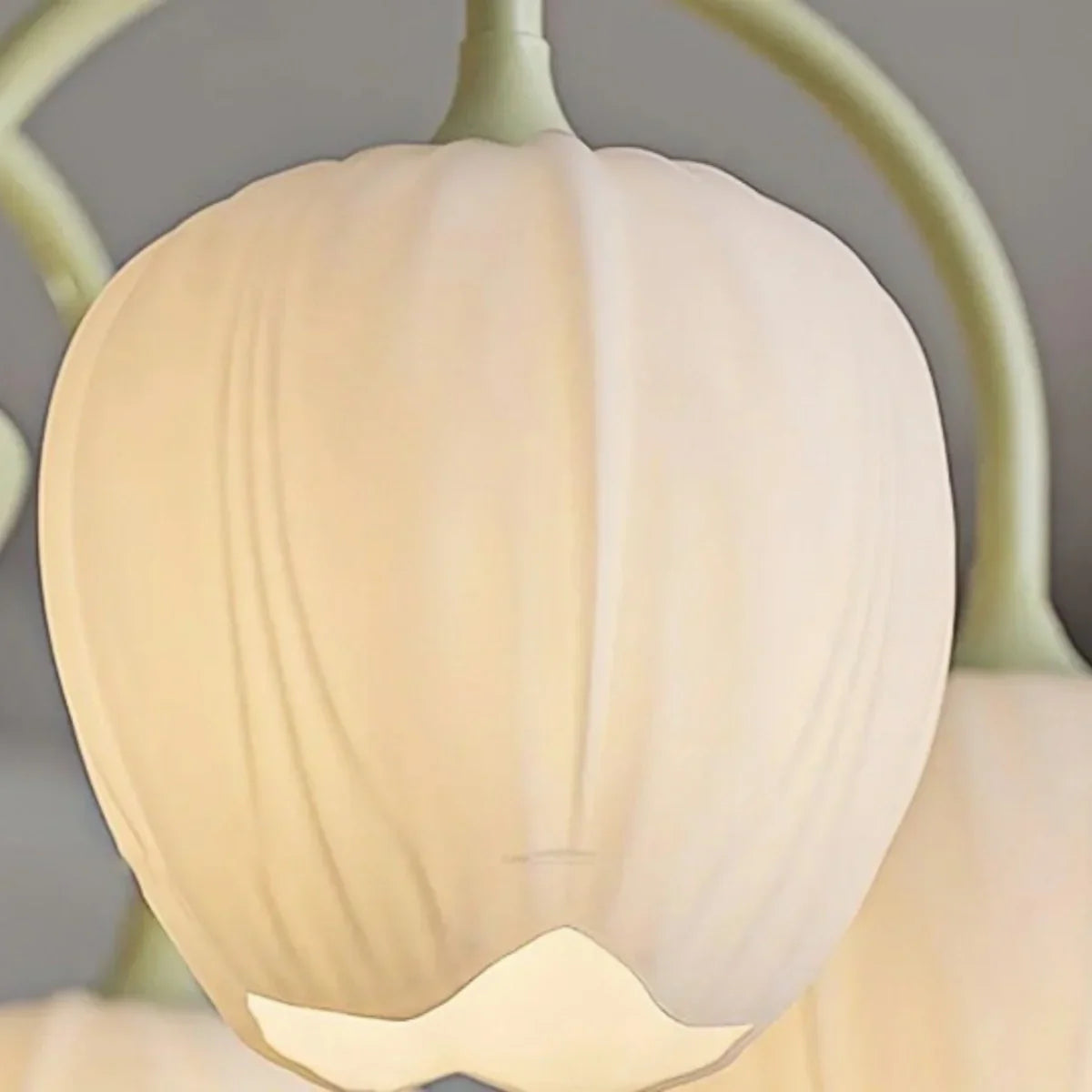 Moderní lustr Tulipán – stropní svítidlo z kovu Matcha a bílého skla do jídelny - Flindria
