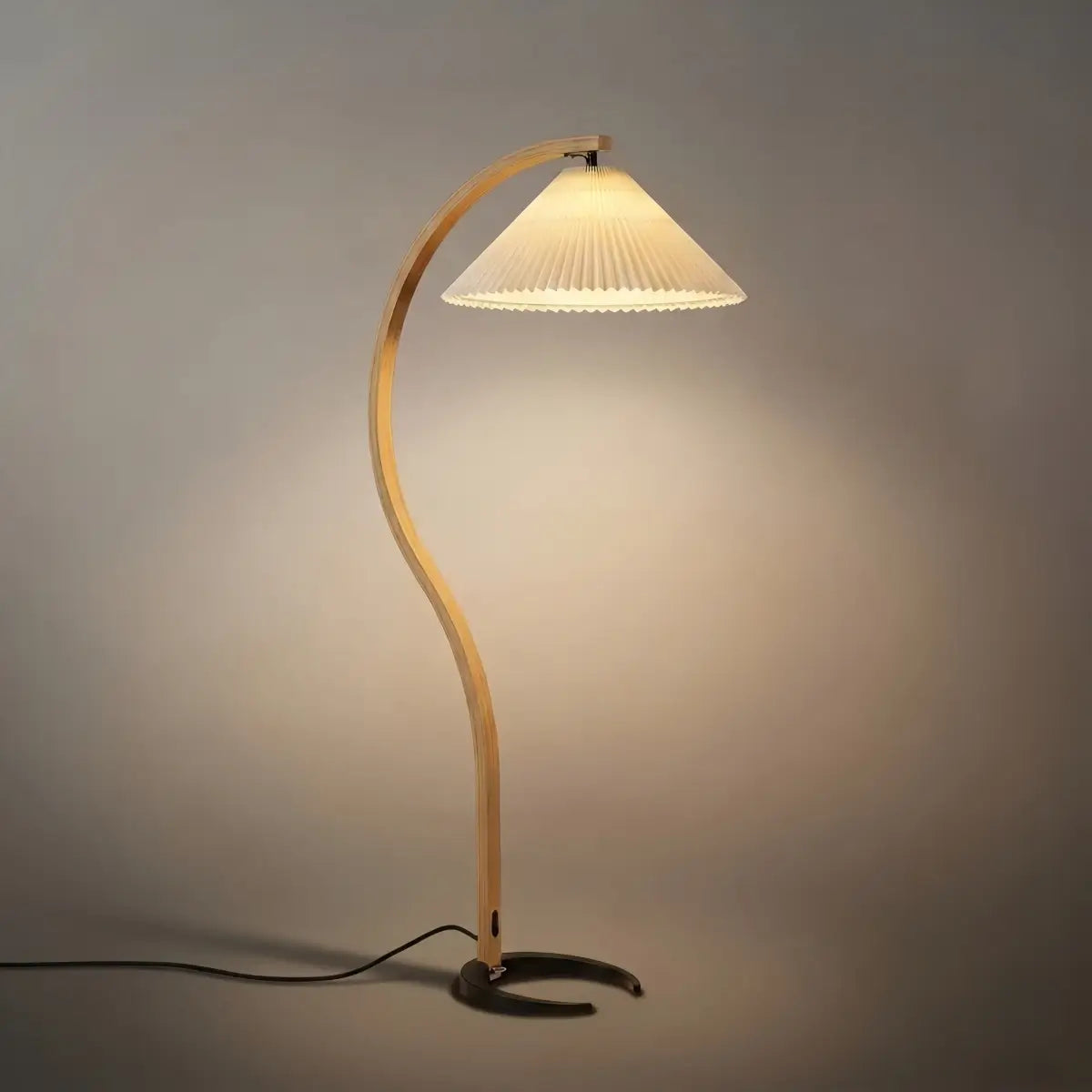 Modern Floor Lamp - Wood/Fabric in Beige/Coffee/White for Bedroom - Flindria