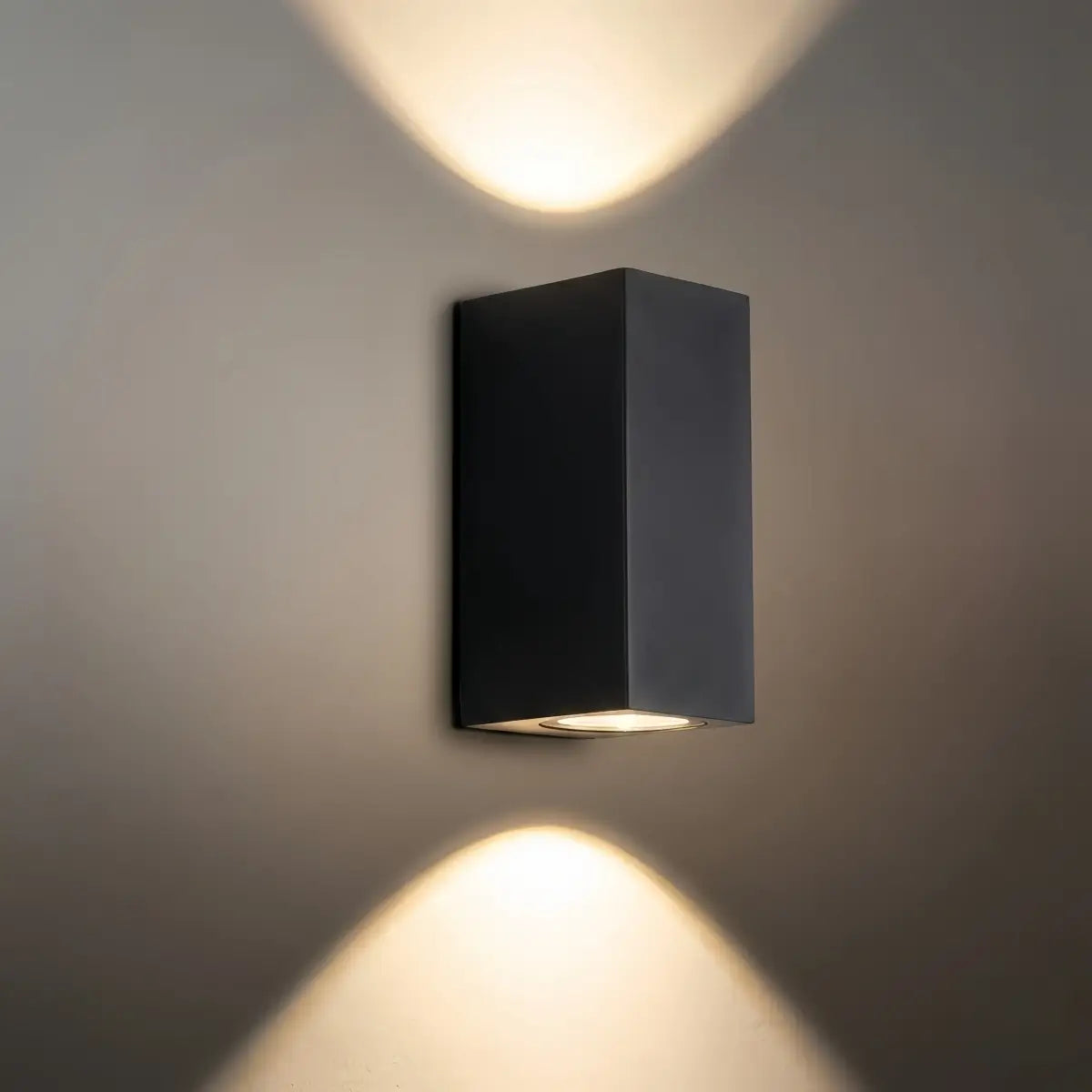 Minimalist Square/Cylindrical Outdoor Wall Lamp - Black Metal for Garden - Flindria