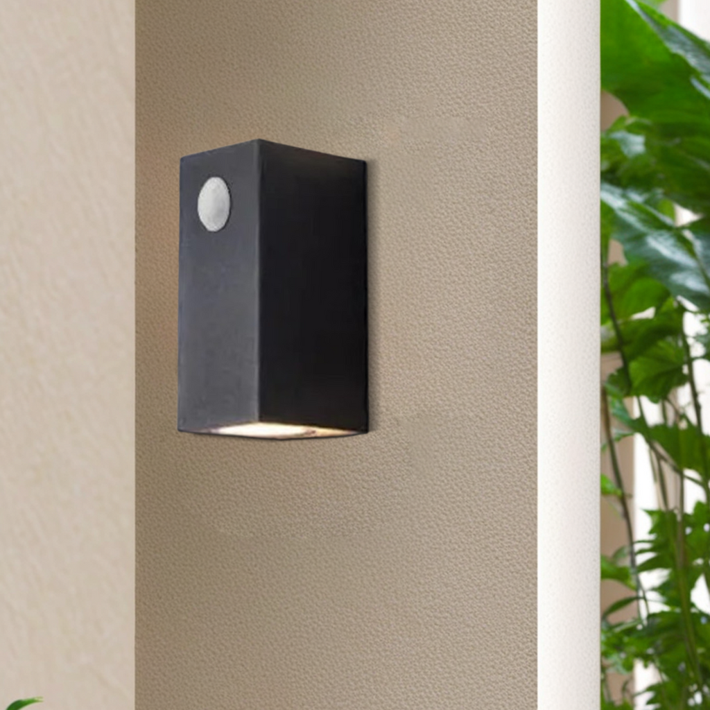 Minimalist Square/Cylindrical Outdoor Wall Lamp - Black Metal for Garden - Flindria