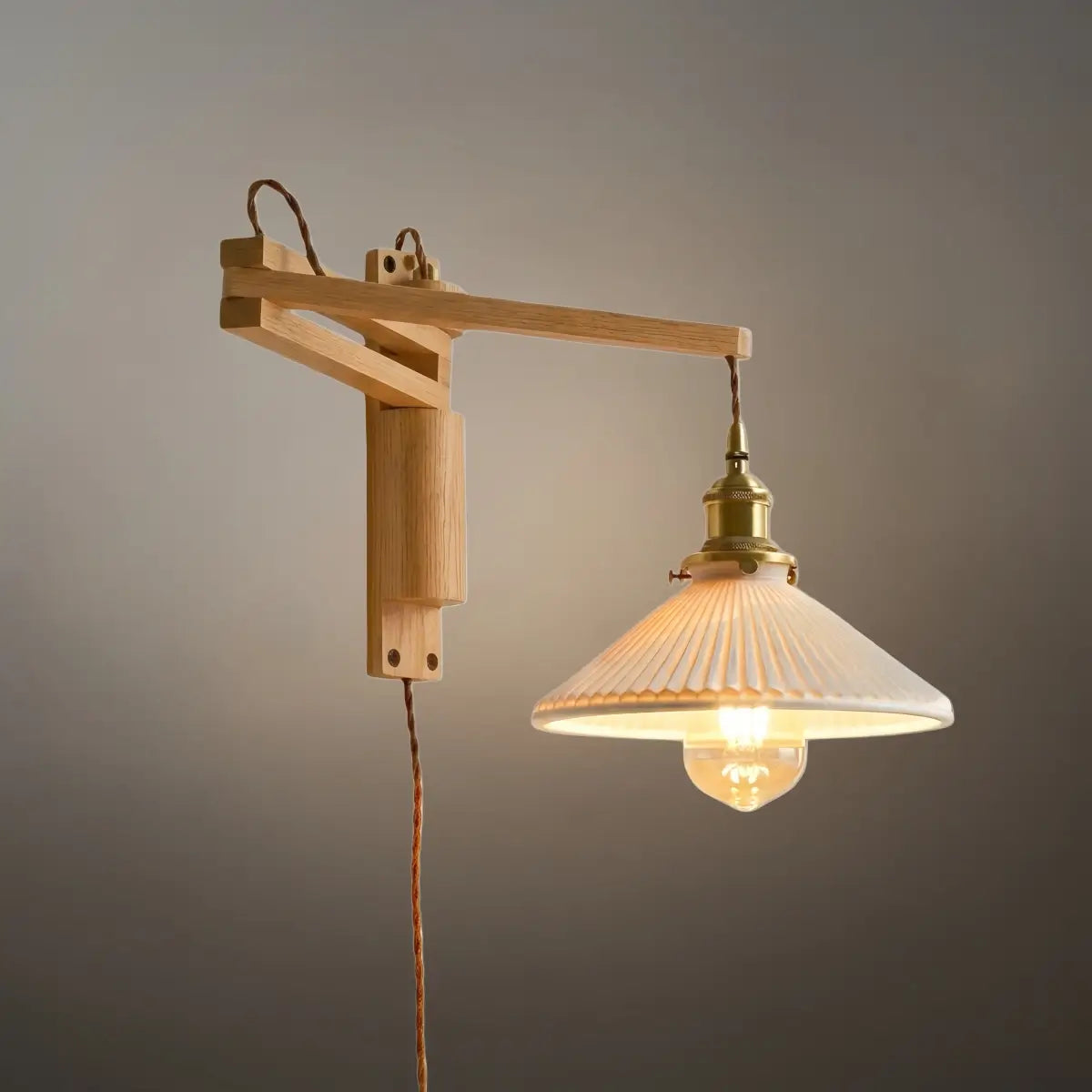 Vintage konisk vägglampa — valnötsträ och keramisk skärm för sovrum - Flindria