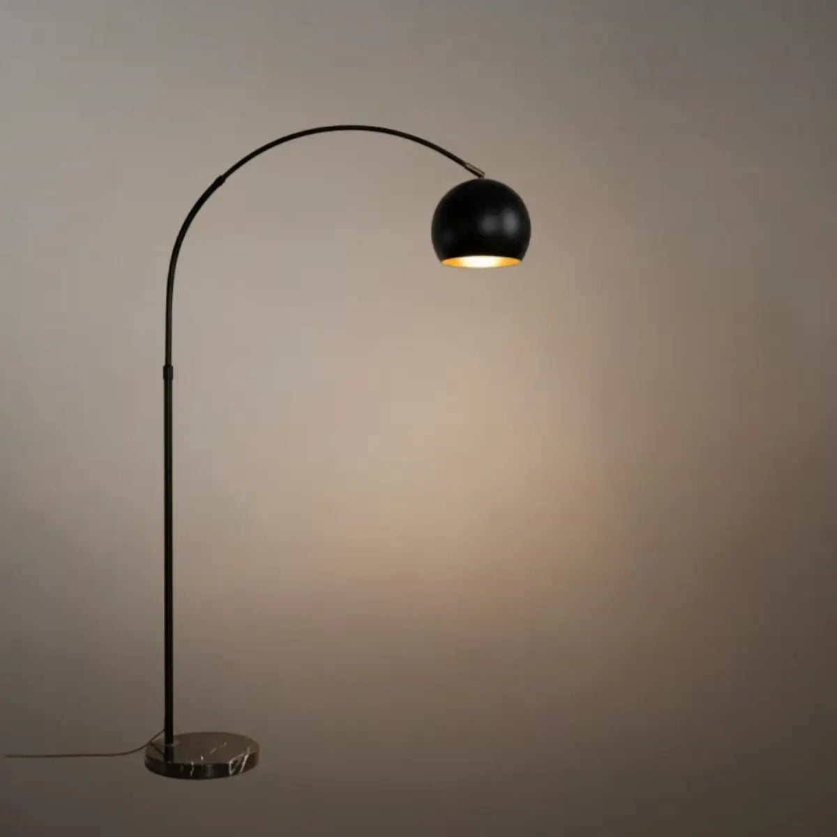 Nordisk gulvlampe – metall i svart/blå/gull/rosa for soverom - Flindria