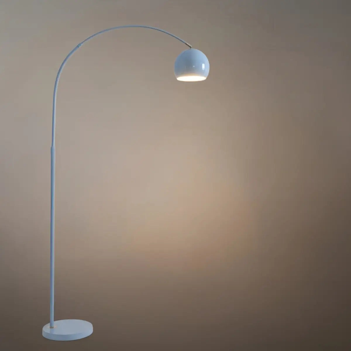 Nordisk gulvlampe – metall i svart/blå/gull/rosa for soverom - Flindria