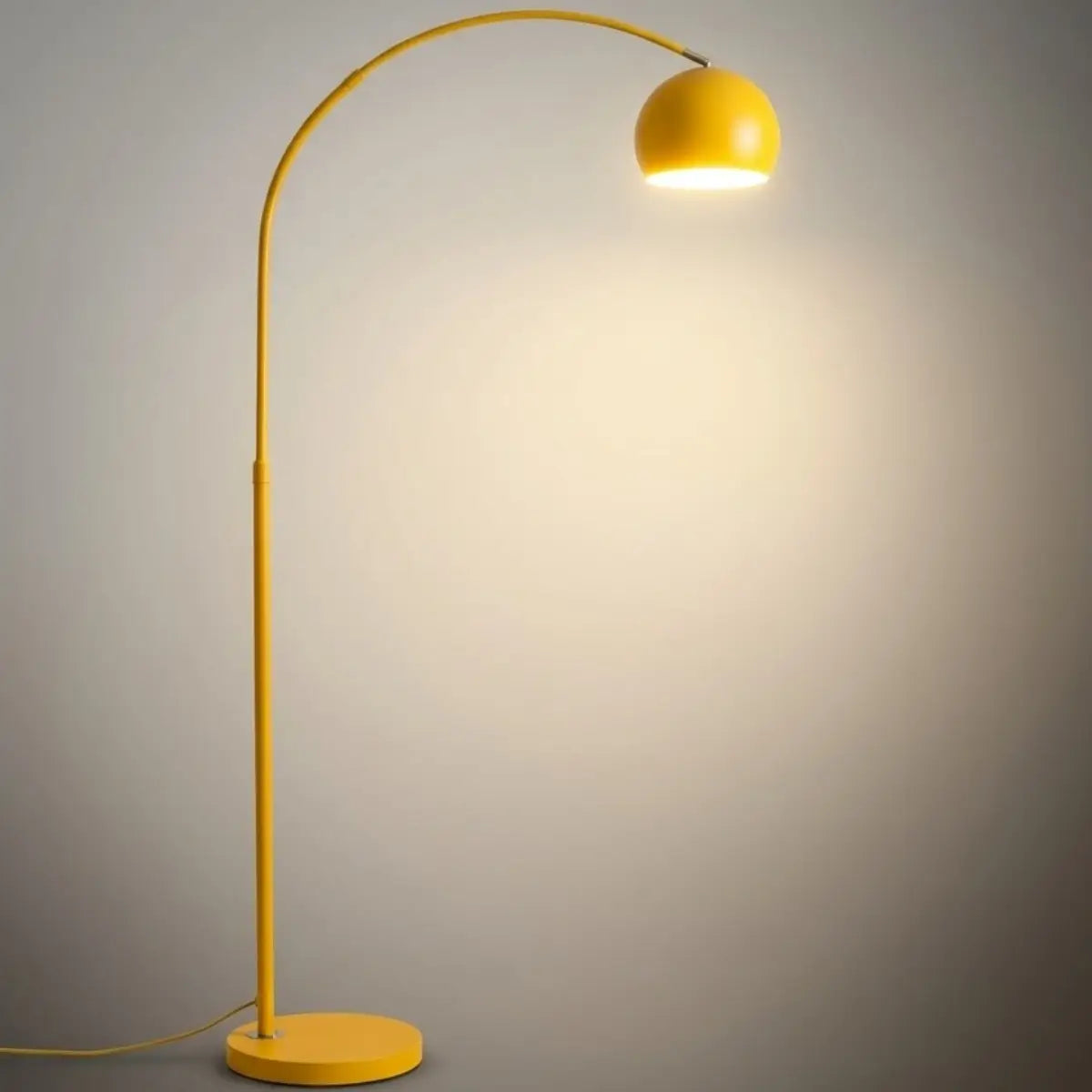 Nordisk gulvlampe – metall i svart/blå/gull/rosa for soverom - Flindria