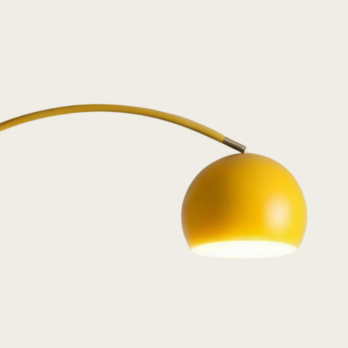 Nordisk gulvlampe – metall i svart/blå/gull/rosa for soverom - Flindria