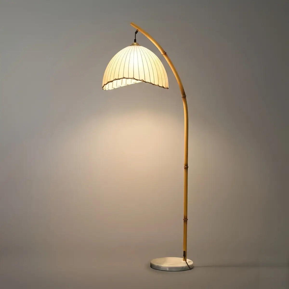 Naturlig beige gulvlampe - metallramme med stoffskjerm - Flindria