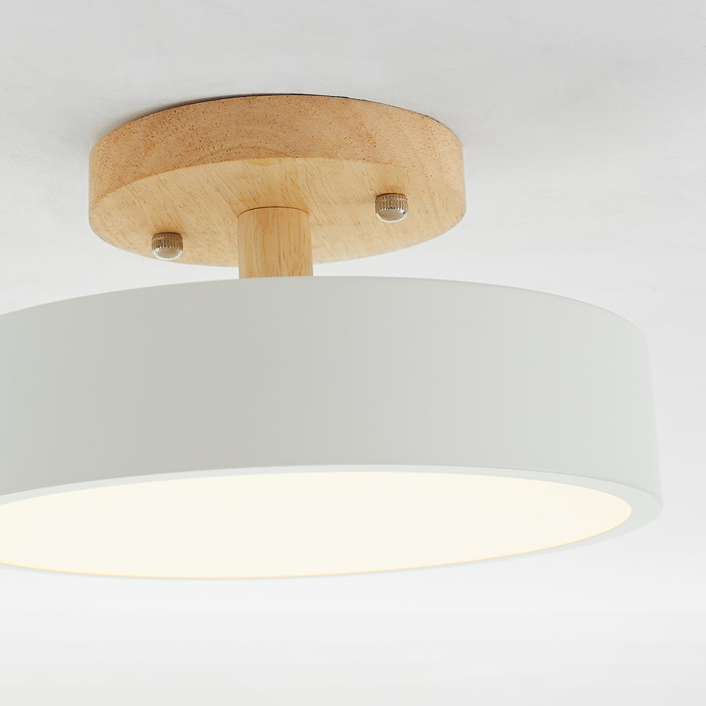 LED-taklampa från QuinnGlow - modern design i trä och akryl