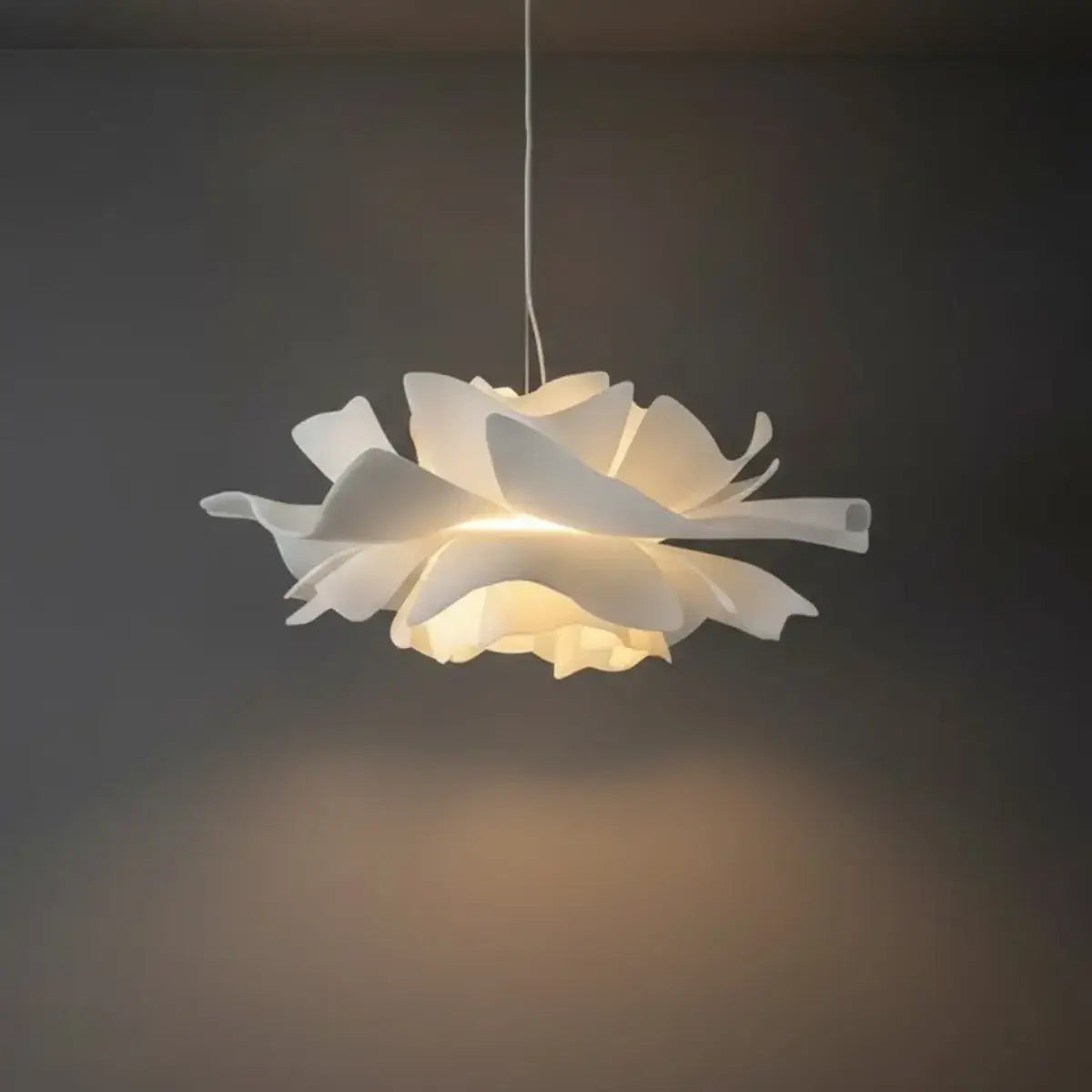 Modern Flower-Shaped Pendant Light – White Metal/Acrylic for Dining Room - Flindria