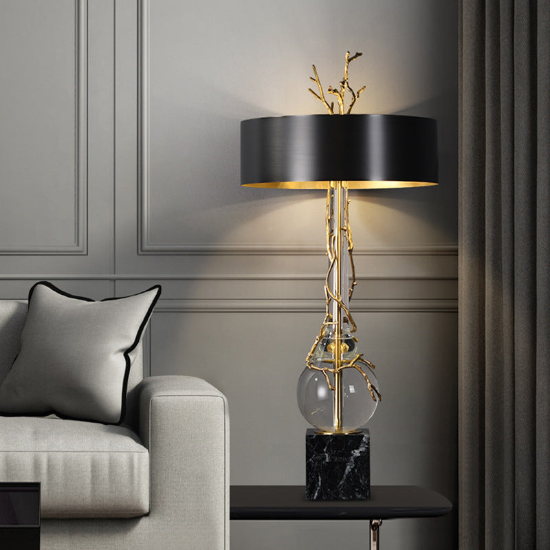 Lampada da tavolo contemporanea — base in marmo naturale, paralume nero