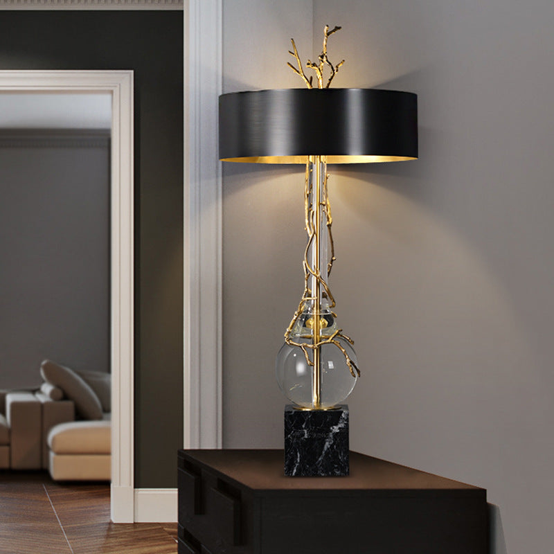 Lampada da tavolo contemporanea — base in marmo naturale, paralume nero