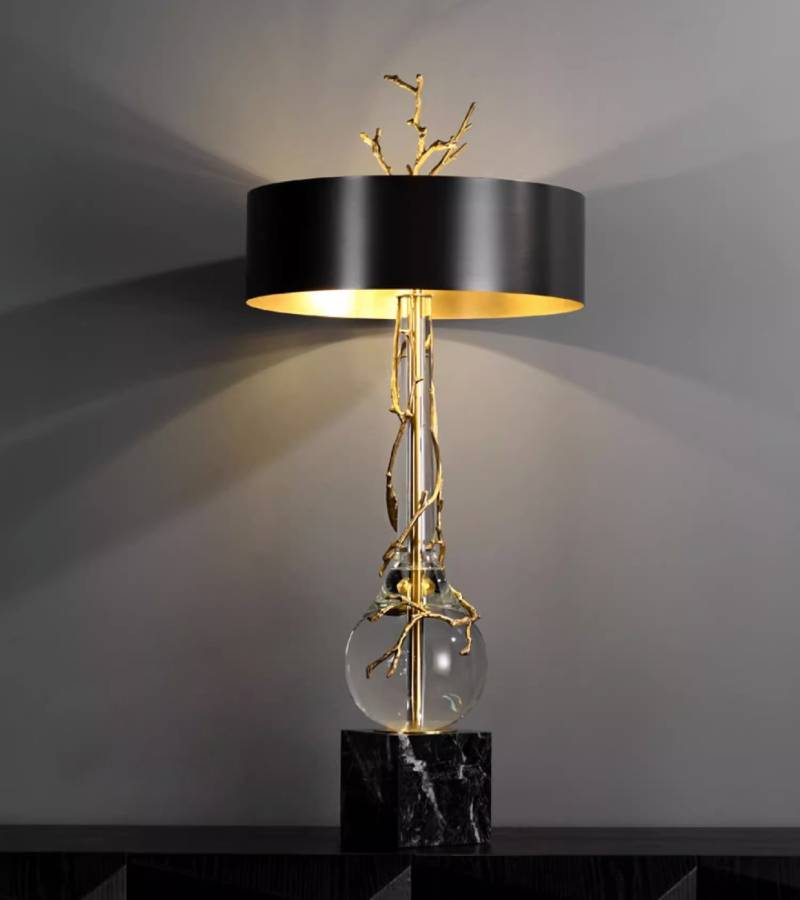 Lampada da tavolo contemporanea — base in marmo naturale, paralume nero
