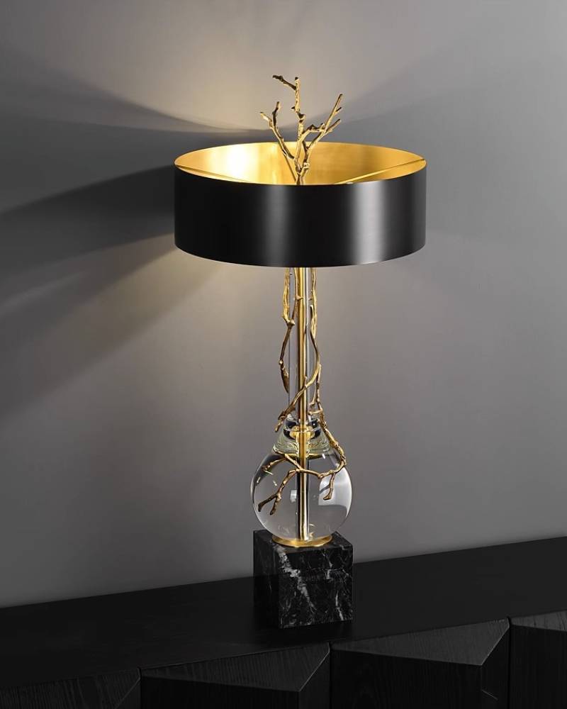 Lampada da tavolo contemporanea — base in marmo naturale, paralume nero