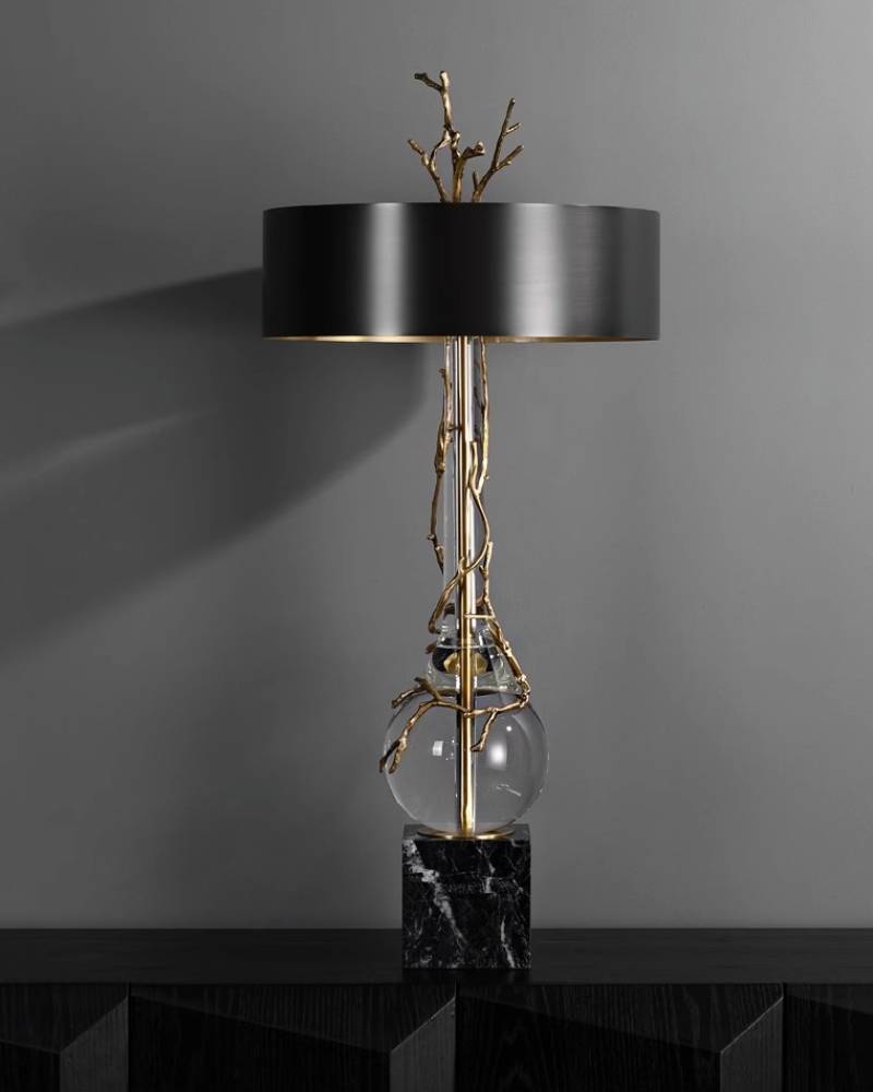 Lampada da tavolo contemporanea — base in marmo naturale, paralume nero