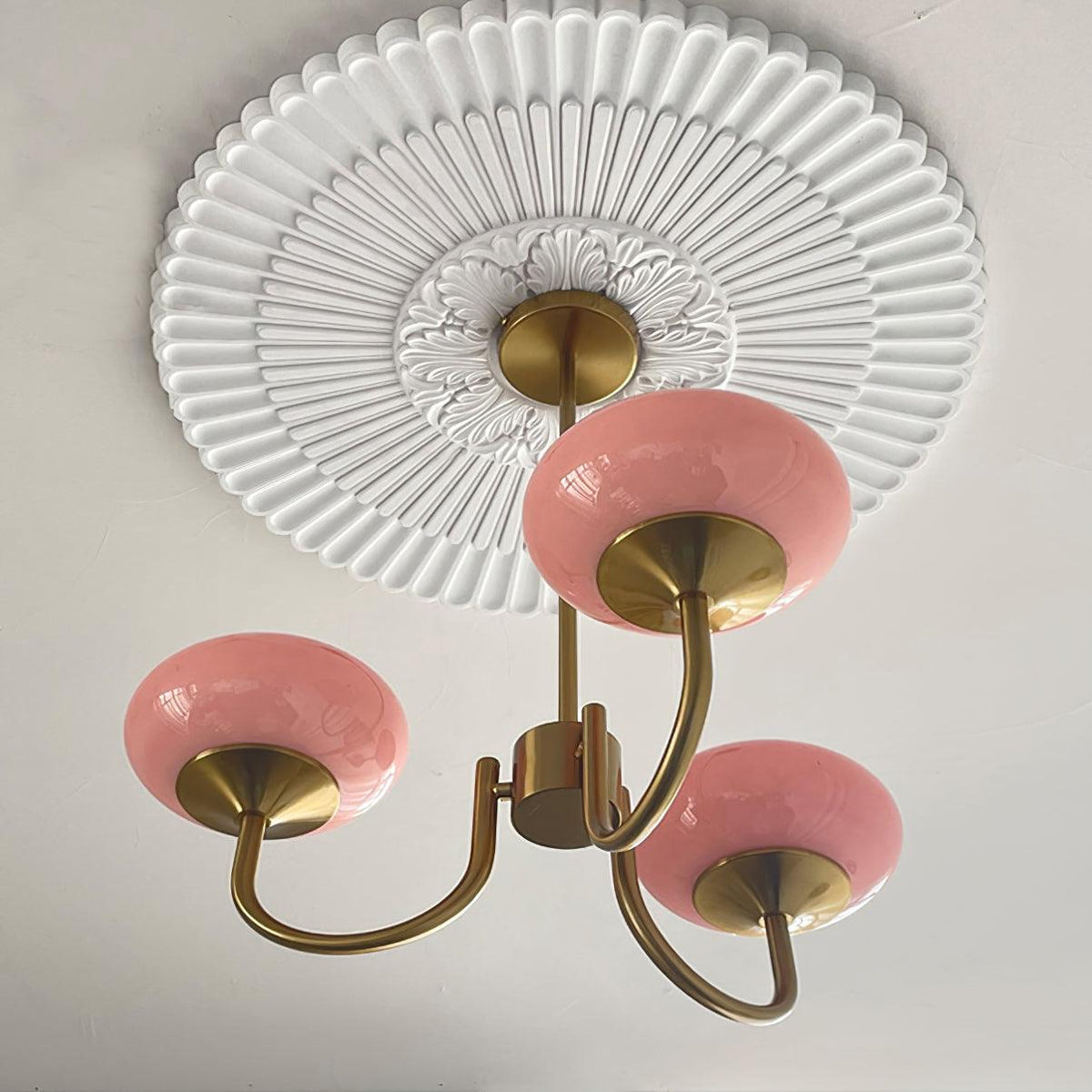 Marshmallow-Deckenleuchter — Goldene Oberfläche, zartrosa Schirme