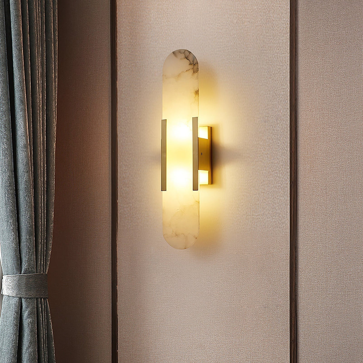 Lunara vägglampa i alabaster — distinkt ådring, mjukt varmt sken