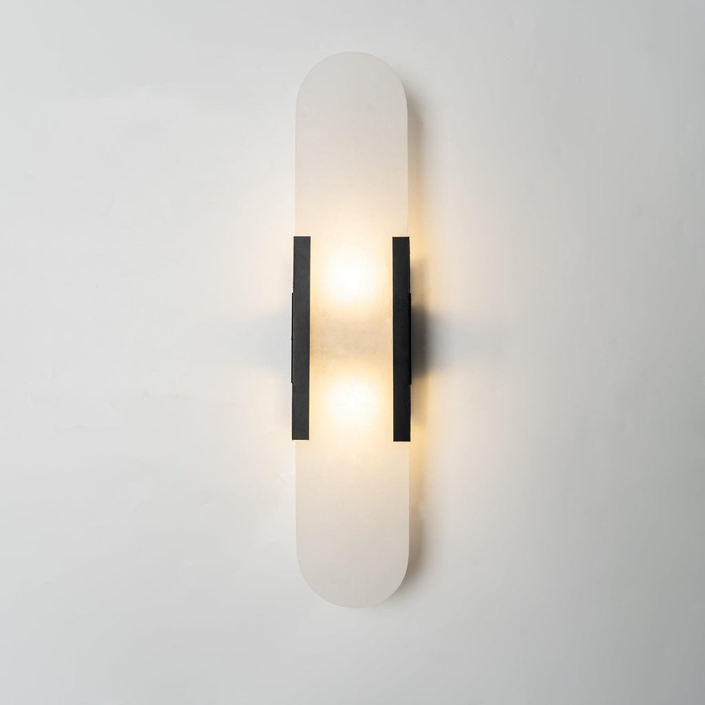 Lunara vägglampa i alabaster — distinkt ådring, mjukt varmt sken