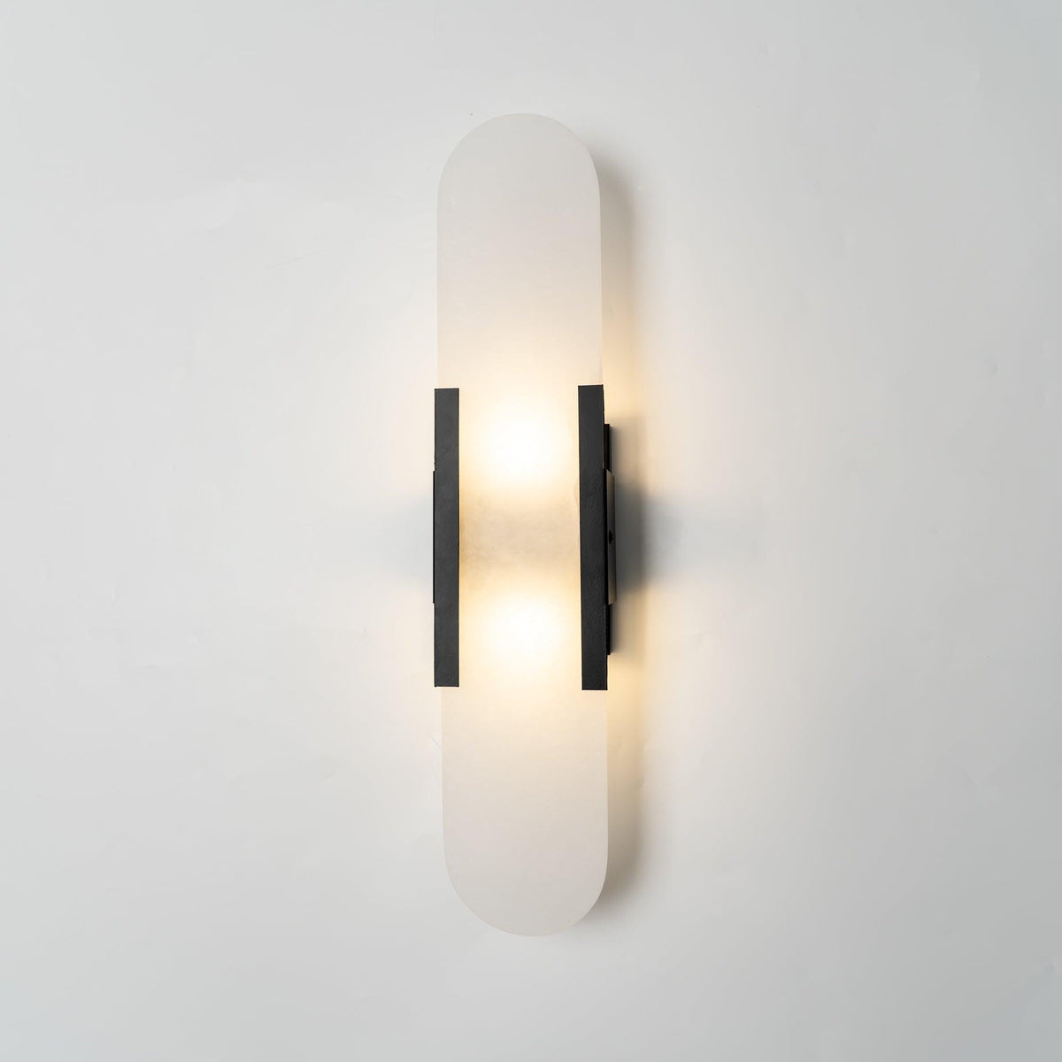 Lunara vägglampa i alabaster — distinkt ådring, mjukt varmt sken