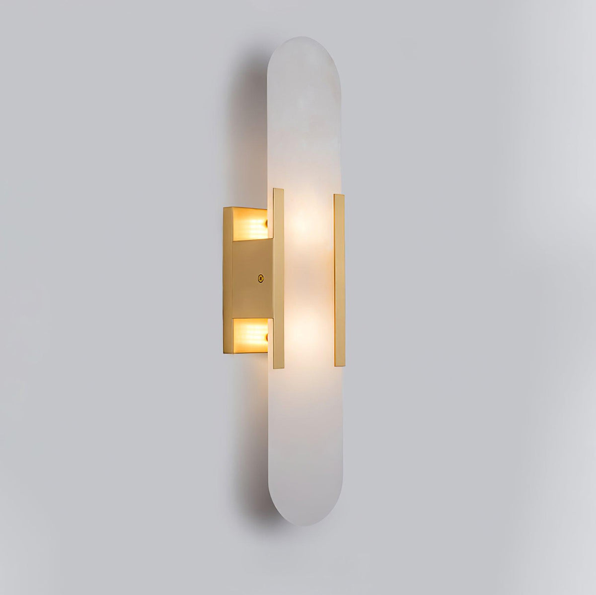 Lunara vägglampa i alabaster — distinkt ådring, mjukt varmt sken