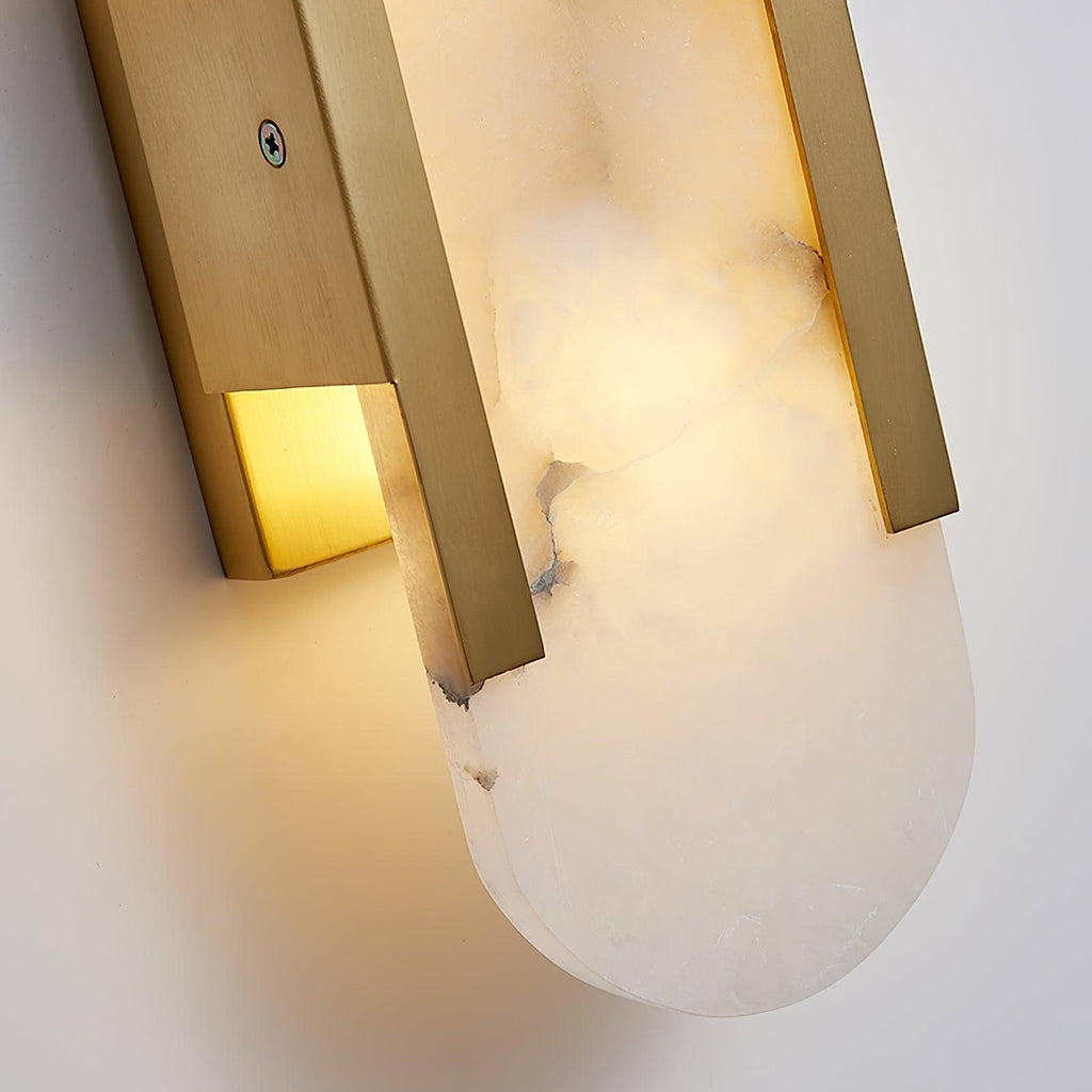 Lunara vägglampa i alabaster — distinkt ådring, mjukt varmt sken