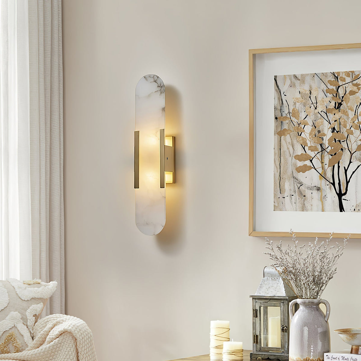 Lunara vägglampa i alabaster — distinkt ådring, mjukt varmt sken