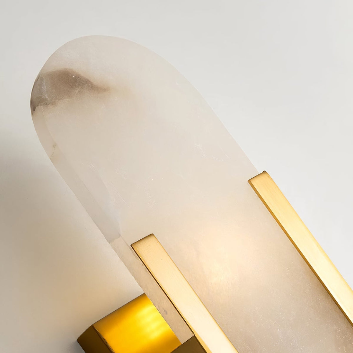 Lunara vägglampa i alabaster — distinkt ådring, mjukt varmt sken