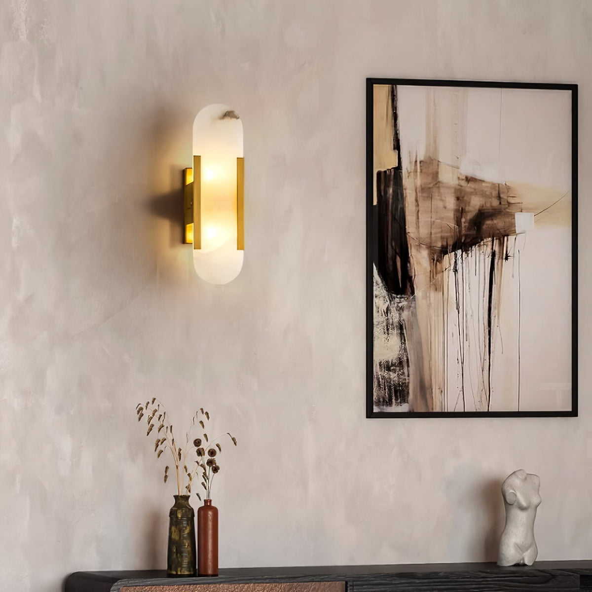 Lunara vägglampa i alabaster — distinkt ådring, mjukt varmt sken