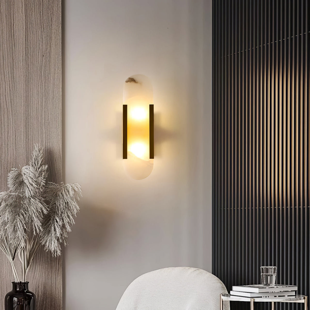 Lunara vägglampa i alabaster — distinkt ådring, mjukt varmt sken