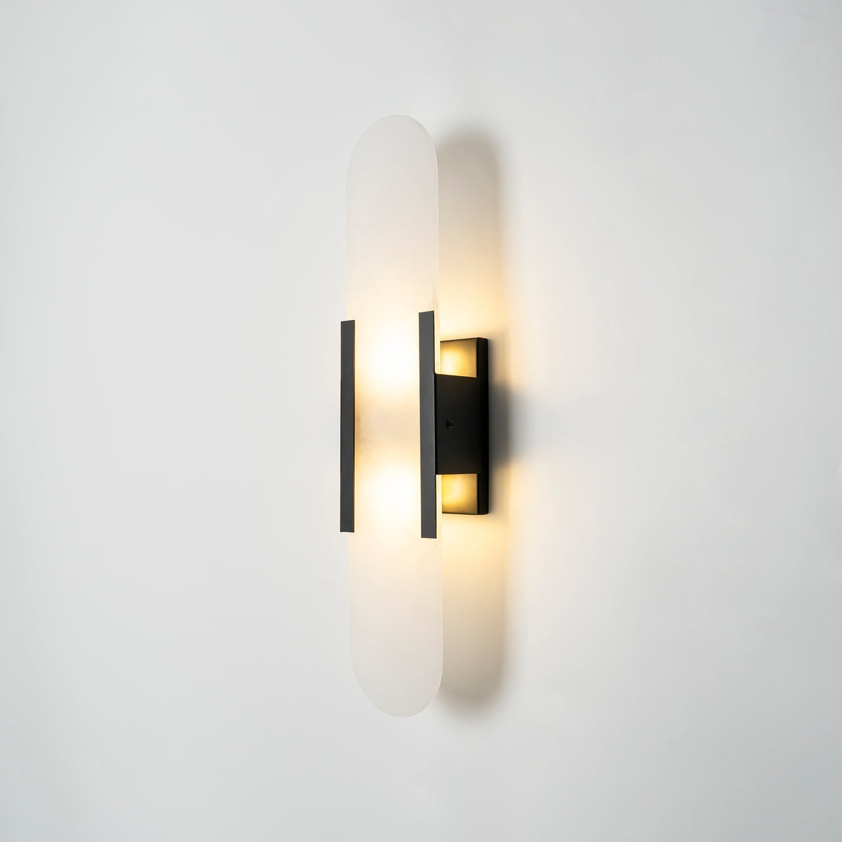 Lunara vägglampa i alabaster — distinkt ådring, mjukt varmt sken