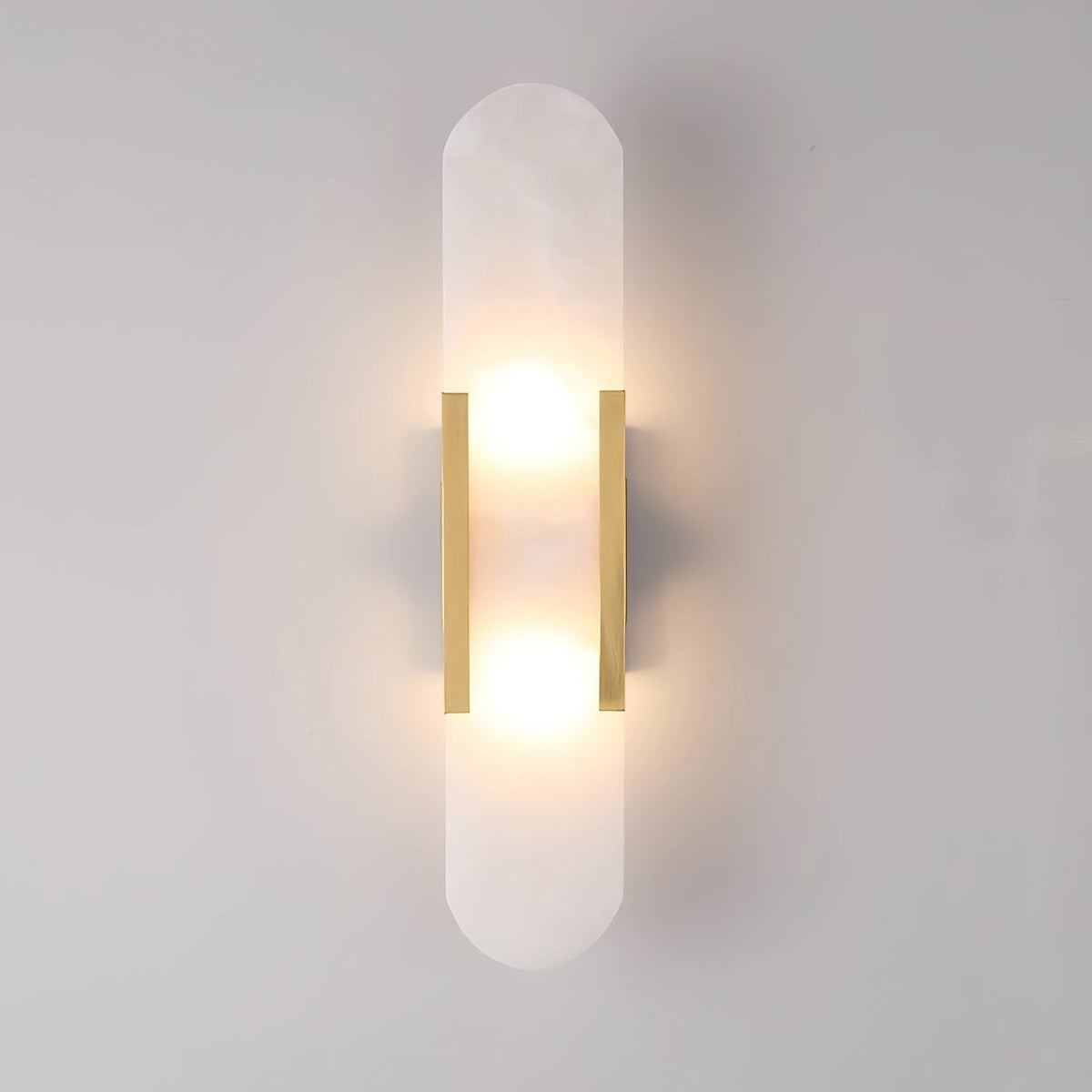 Lunara vägglampa i alabaster — distinkt ådring, mjukt varmt sken