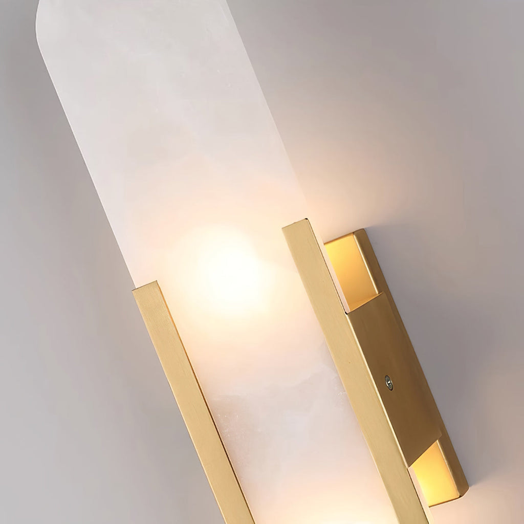 Lunara vägglampa i alabaster — distinkt ådring, mjukt varmt sken