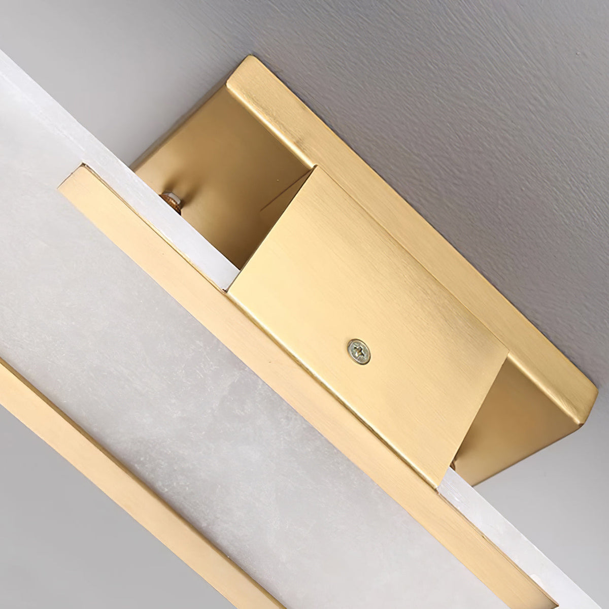 Lunara vägglampa i alabaster — distinkt ådring, mjukt varmt sken