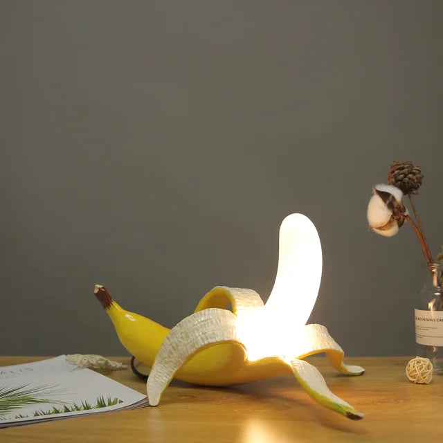 Lámpara de mesa BananaShine con forma de plátano — Luz decorativa moderna y divertida