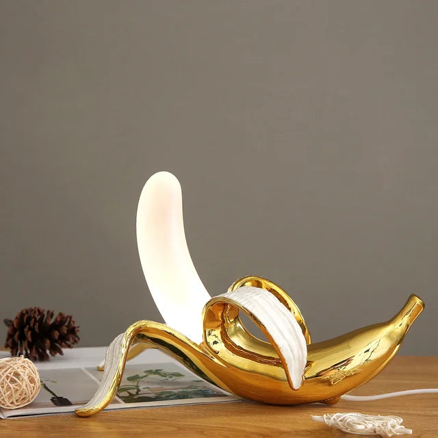 Lámpara de mesa BananaShine con forma de plátano — Luz decorativa moderna y divertida
