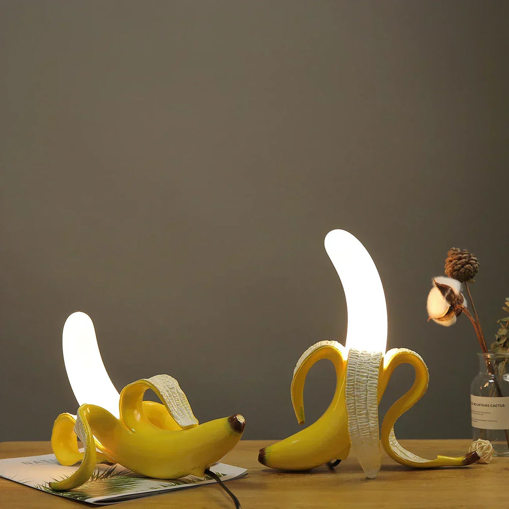 Lámpara de mesa BananaShine con forma de plátano — Luz decorativa moderna y divertida