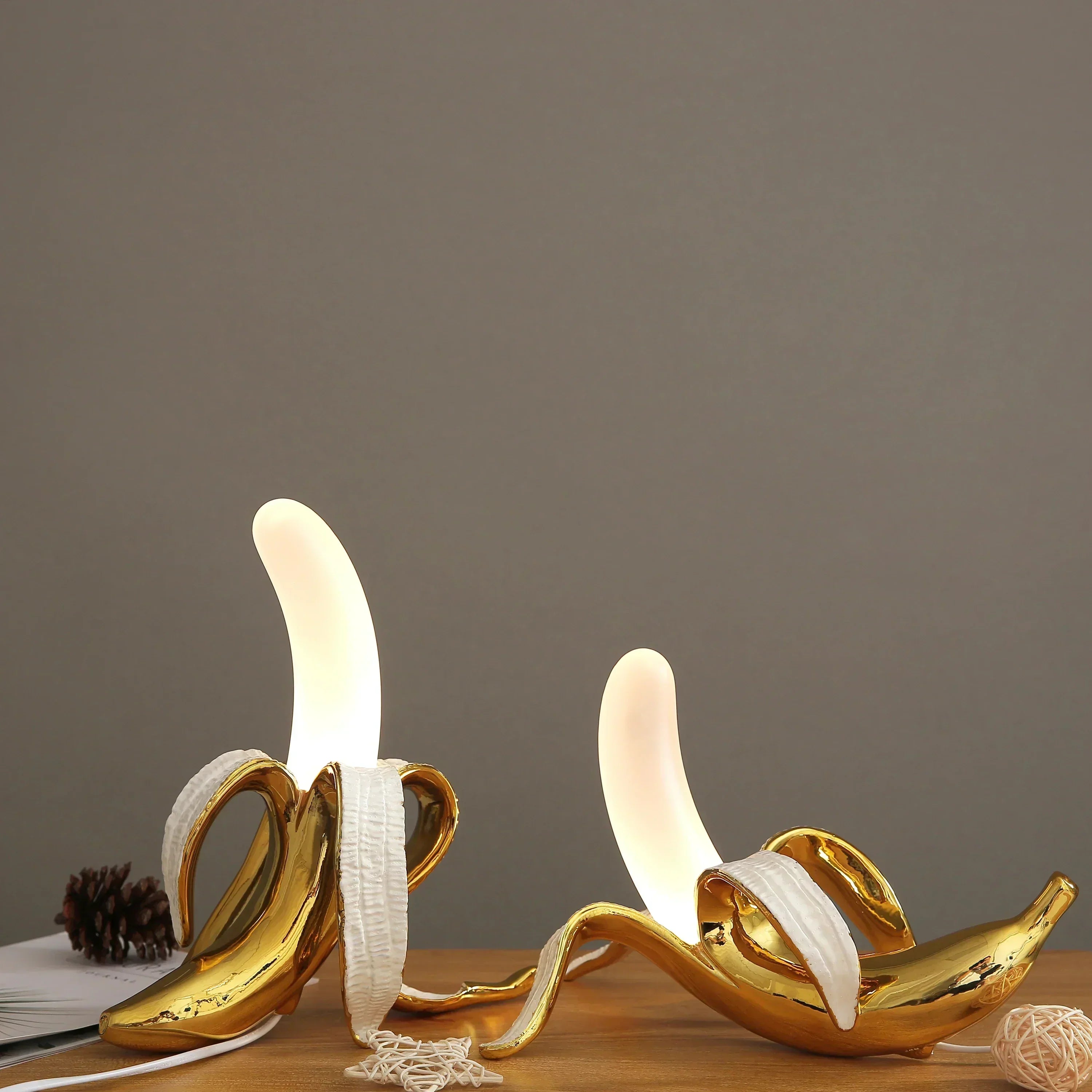 Lámpara de mesa BananaShine con forma de plátano — Luz decorativa moderna y divertida