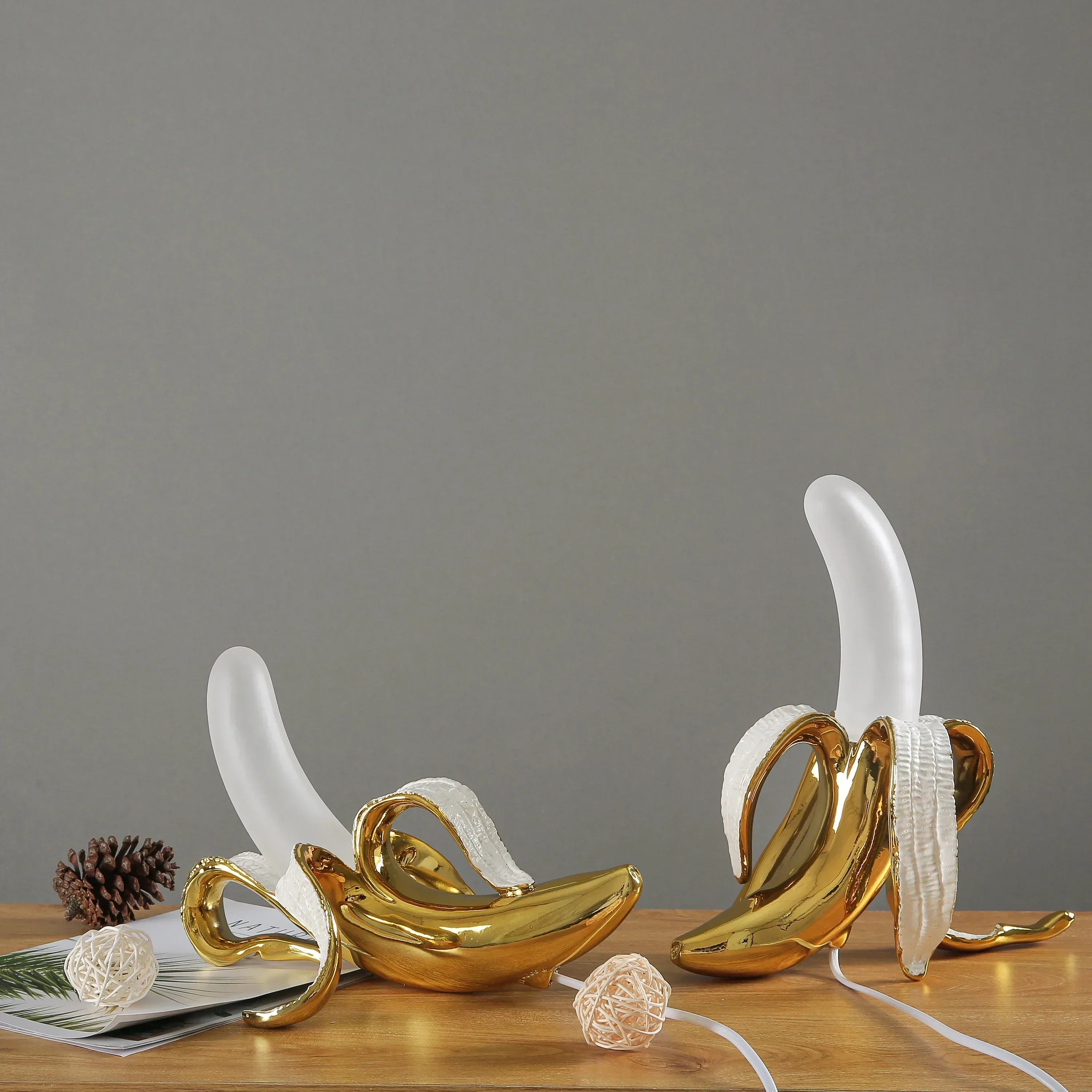 Lámpara de mesa BananaShine con forma de plátano — Luz decorativa moderna y divertida
