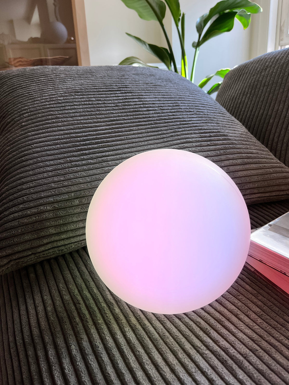 Kabellose LED-Tischlampe Moon — 16 Farben, wiederaufladbare Akkus