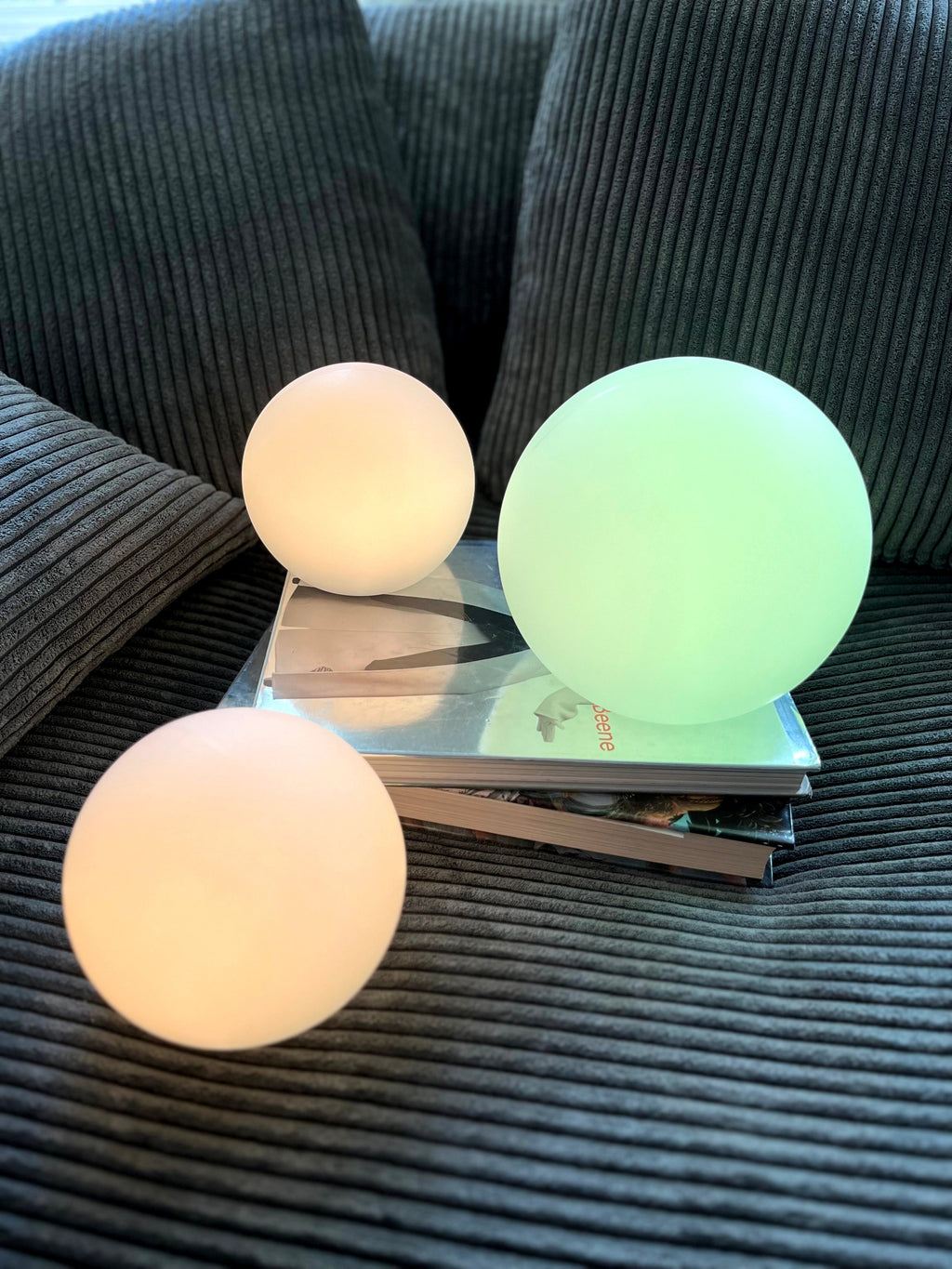 Kabellose LED-Tischlampe Moon — 16 Farben, wiederaufladbare Akkus