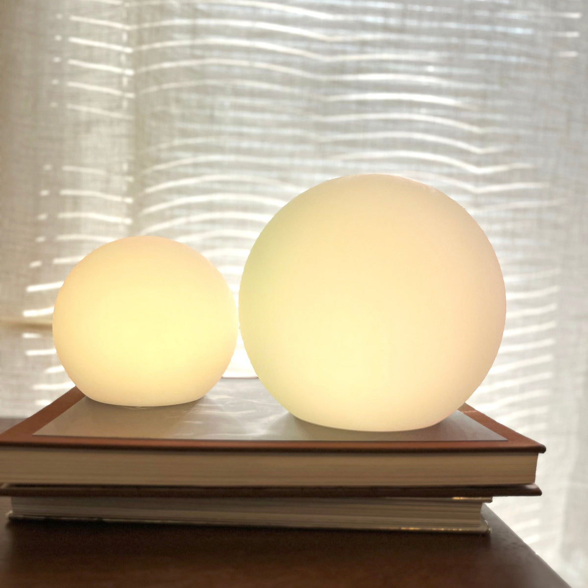 Kabellose LED-Tischlampe Moon — 16 Farben, wiederaufladbare Akkus