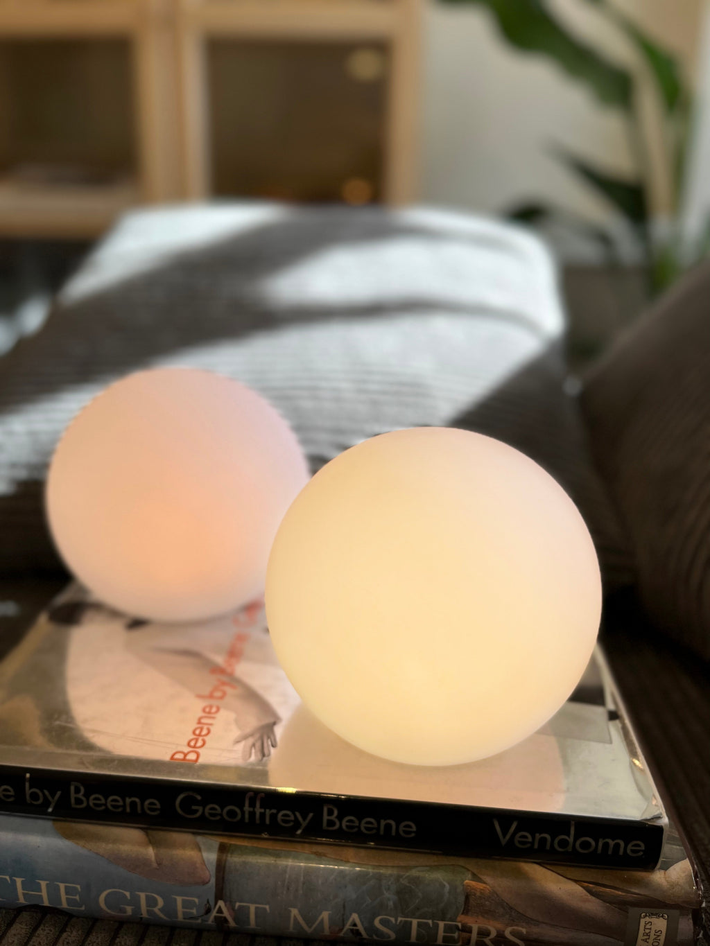 Kabellose LED-Tischlampe Moon — 16 Farben, wiederaufladbare Akkus