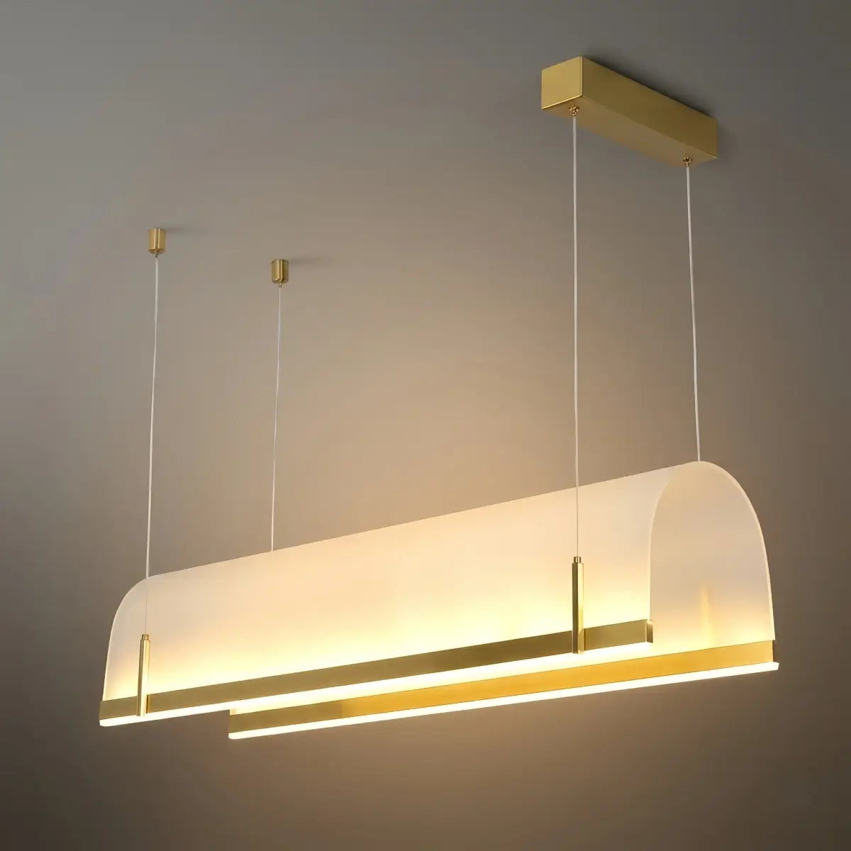 Lámpara colgante LED minimalista — Metal y acrílico dorado para comedor - Flindria