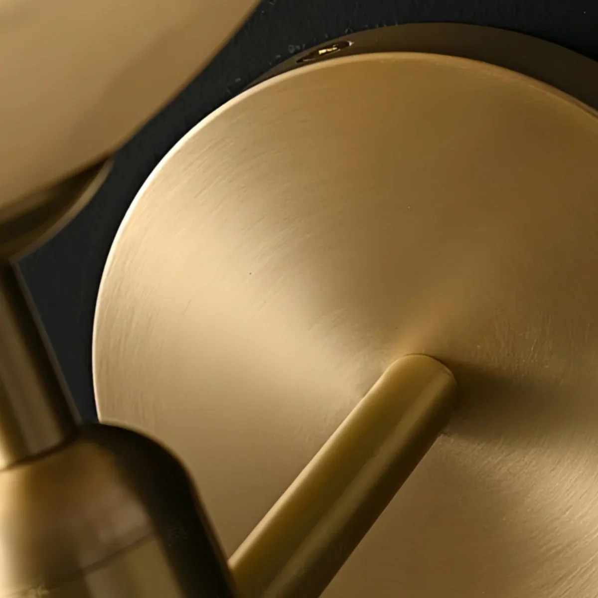 Modern Wall Lamp -- Brass & Alabaster Flowers for Bedroom - Flindria