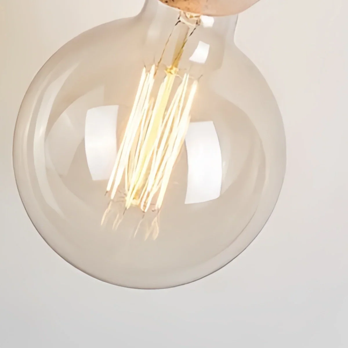 モダンなトラバーチンペンダントライト -- リビングルーム用のイエローストーンと木材 - Flindria
