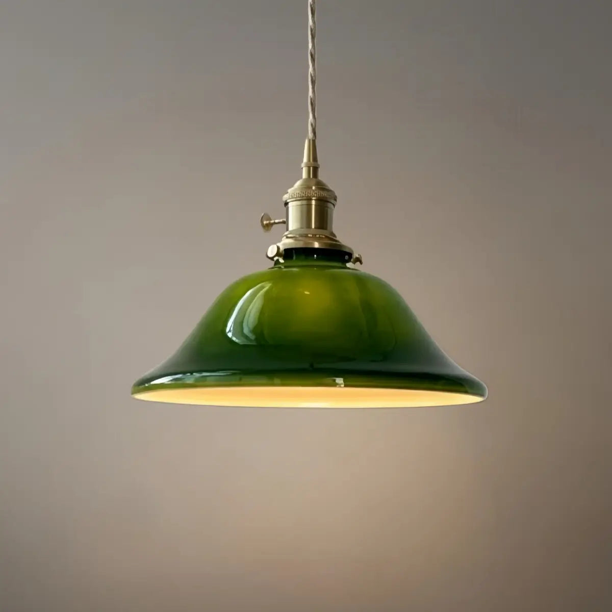 Lámpara colgante vintage de vidrio verde -- Acento de latón para comedor restaurante - Flindria
