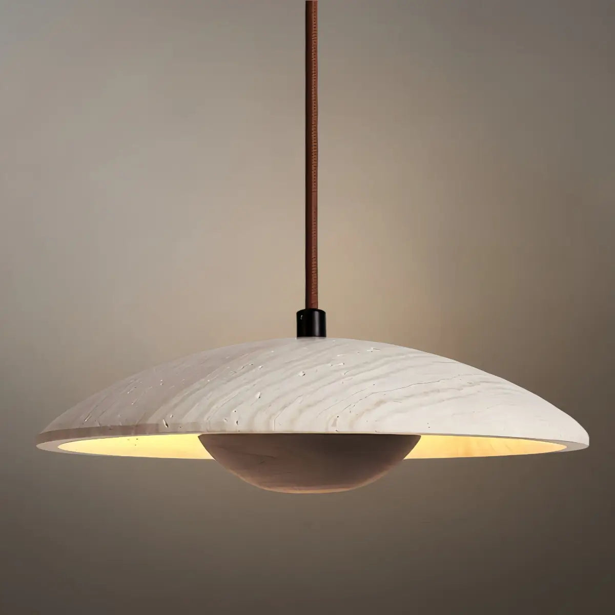 Minimalistické závěsné světlo – travertin a kov, barva ořech/dřevo pro interiér - Flindria