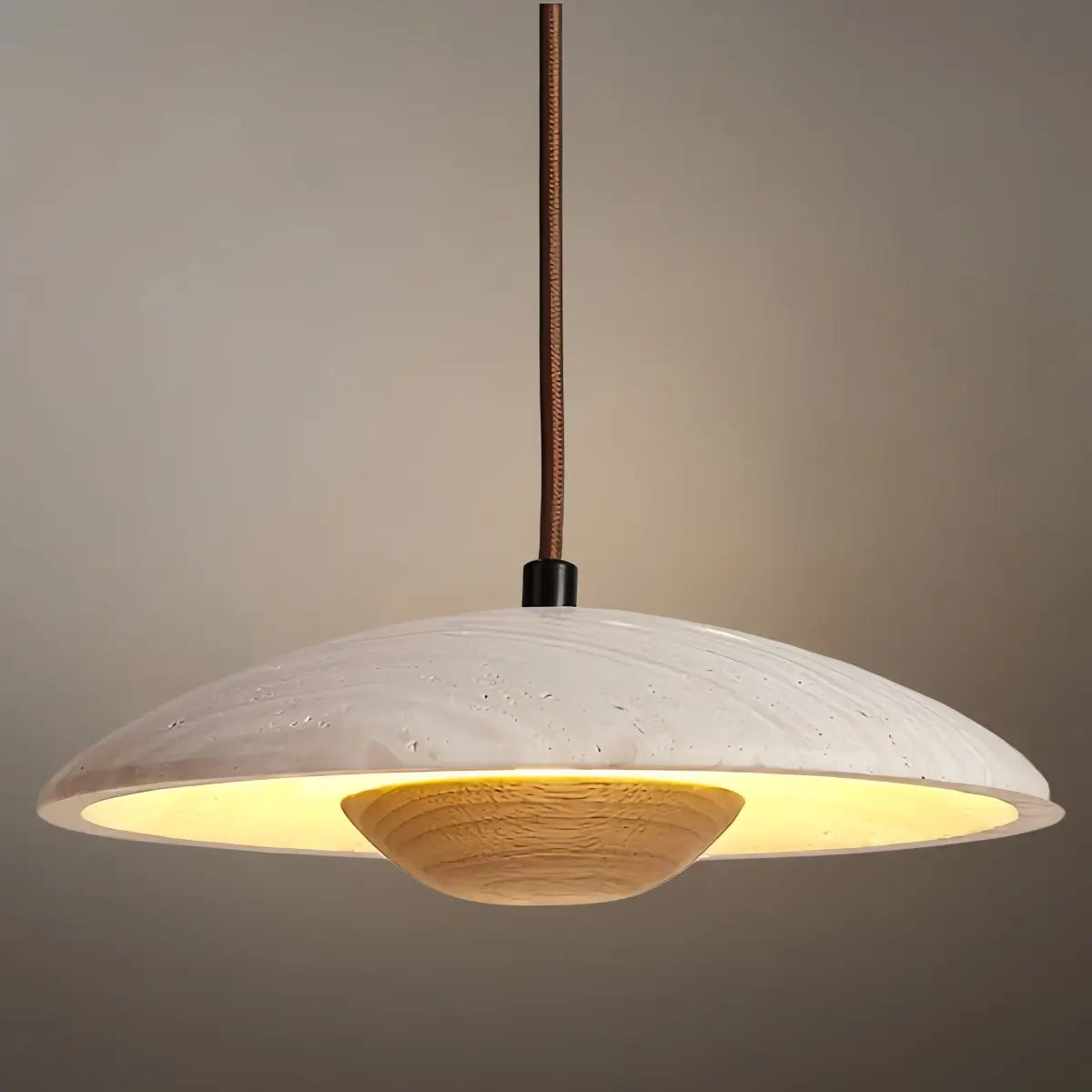 Minimalistické závěsné světlo – travertin a kov, barva ořech/dřevo pro interiér - Flindria