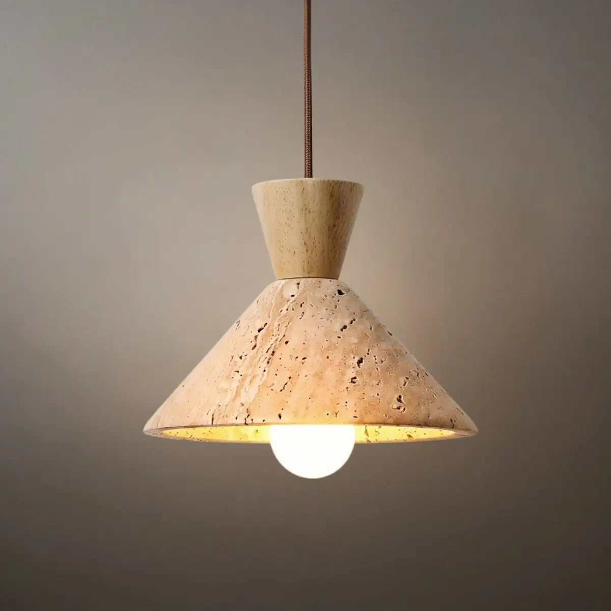 モダンなトラバーチンペンダントライト -- リビングルーム用のナチュラルストーンとウォールナット材 - Flindria