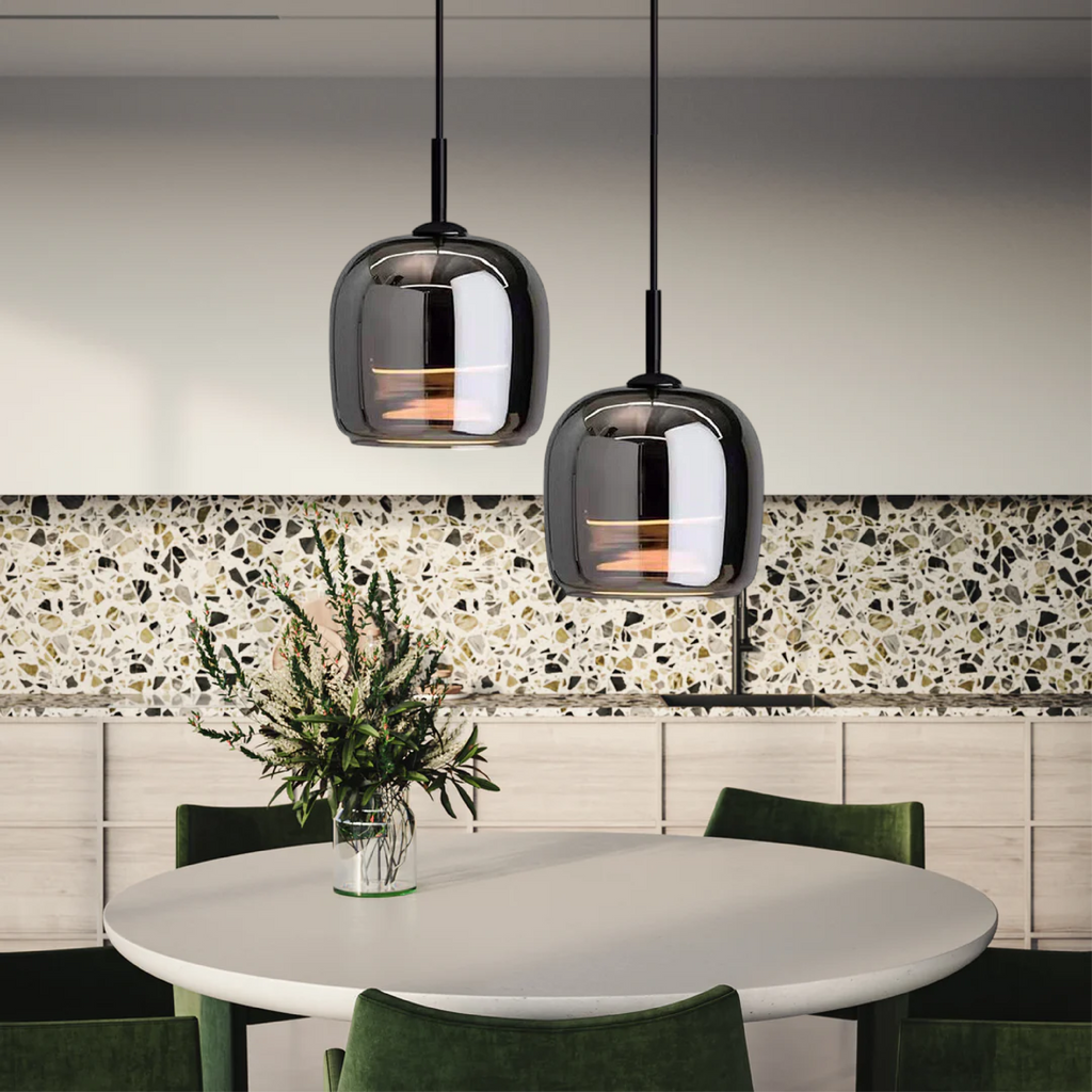 Lampa wisząca Arden Nordic — przydymiony szklany klosz, minimalistyczny design