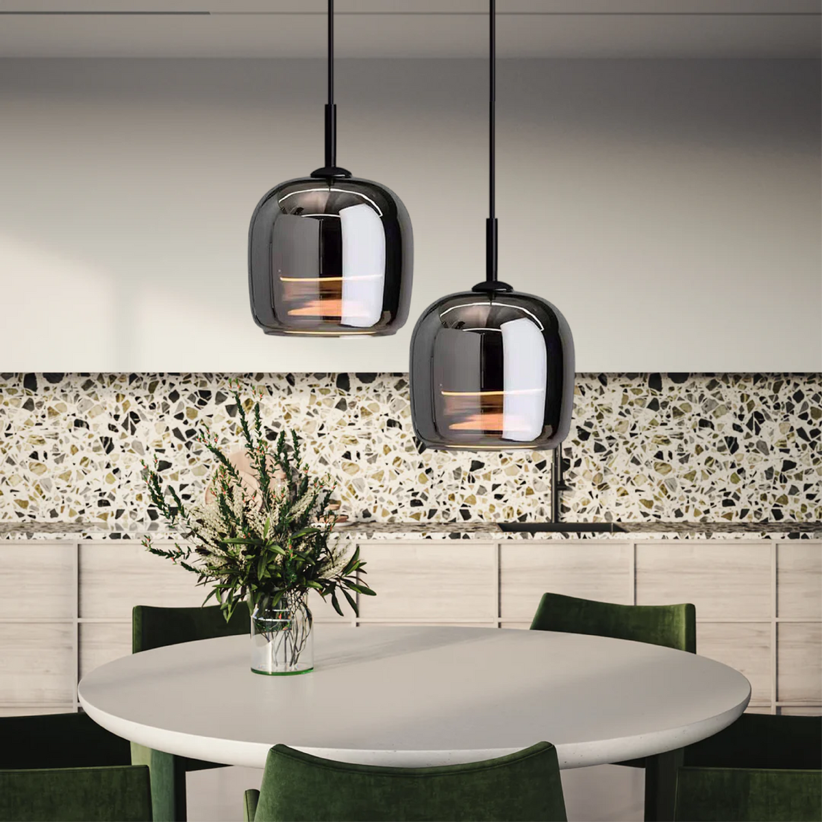 Lampa wisząca Arden Nordic — przydymiony szklany klosz, minimalistyczny design