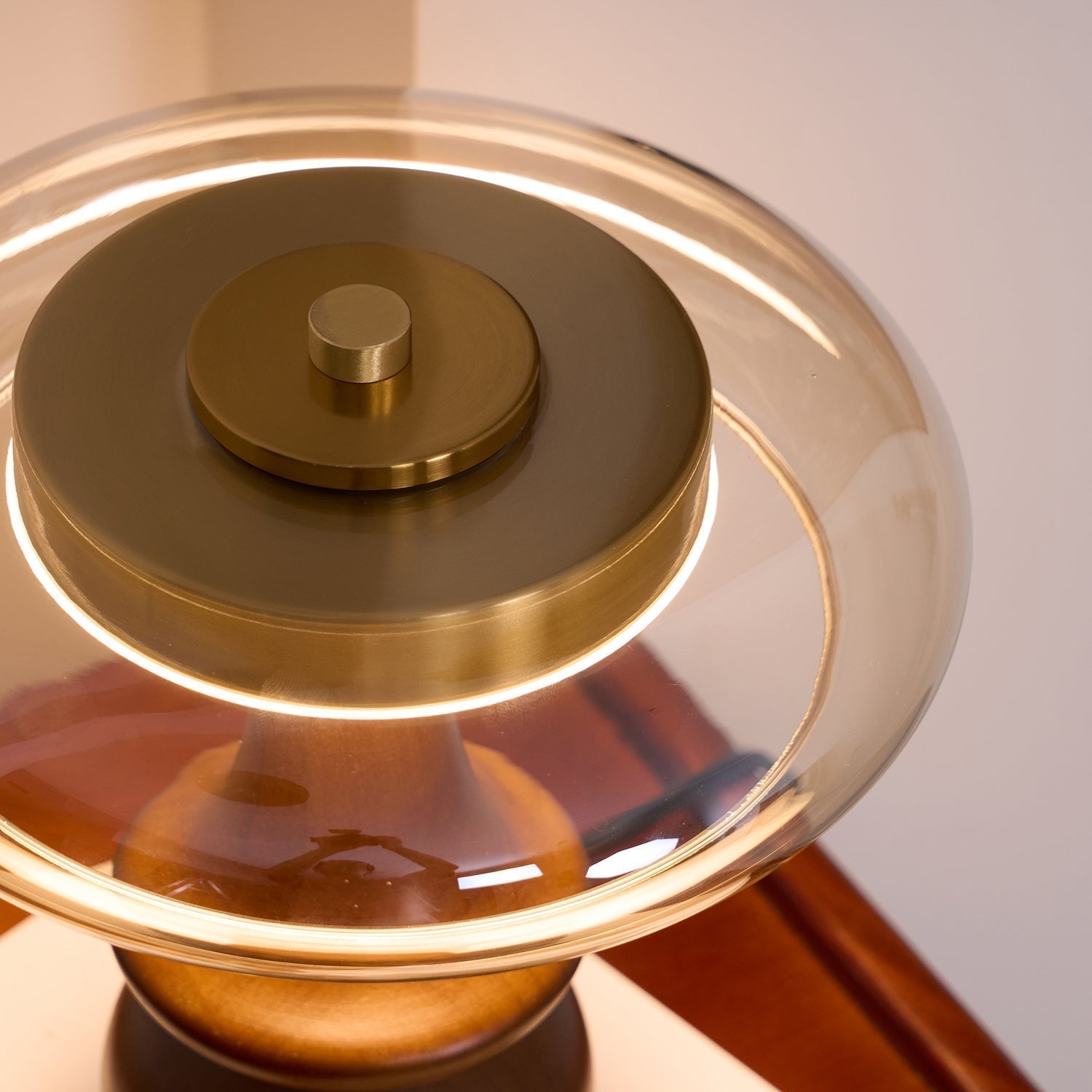 Minimalistická lampa Lumora s teplým ambientním světlem pro jakoukoli místnost  